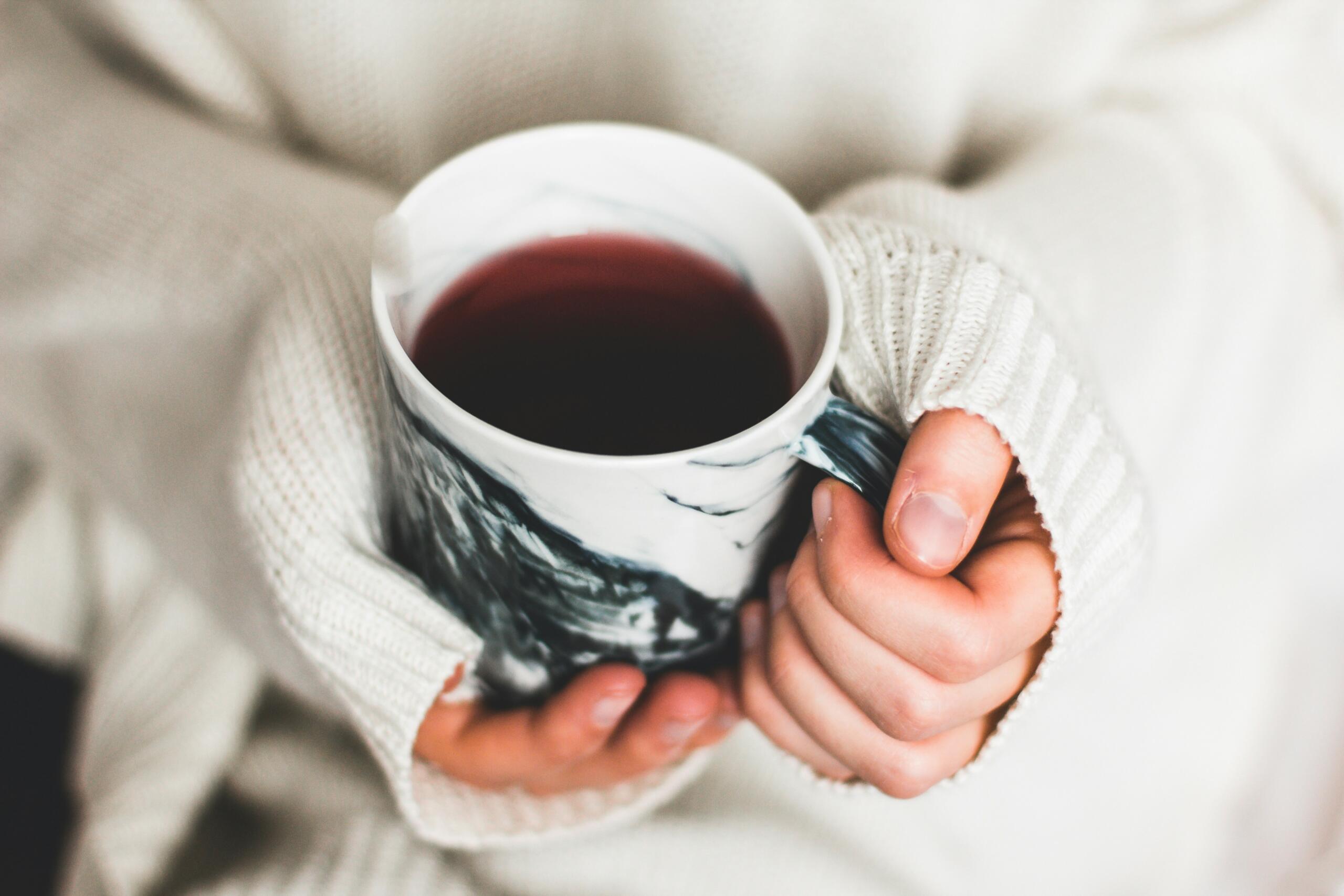 Kira-auf-der-heide-warm-mug-hands-unsplash